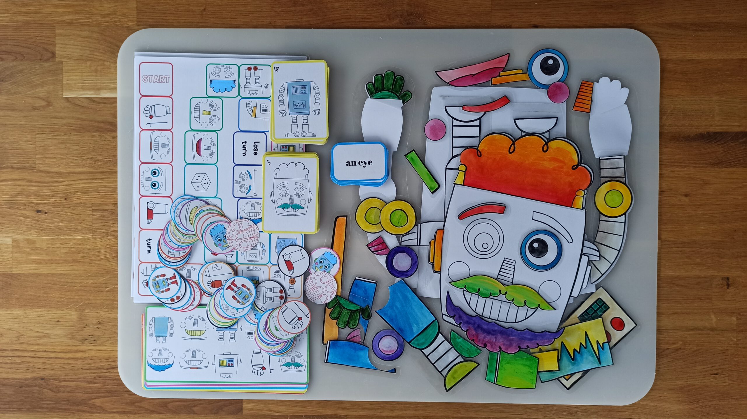 autorski zestaw edukacyjno-kreatywny do zabawy i nauki języka angielskiego, skupiający się na tematyce robotów, budowania i opisywania wyglądu. w szkole językowej Step by Step