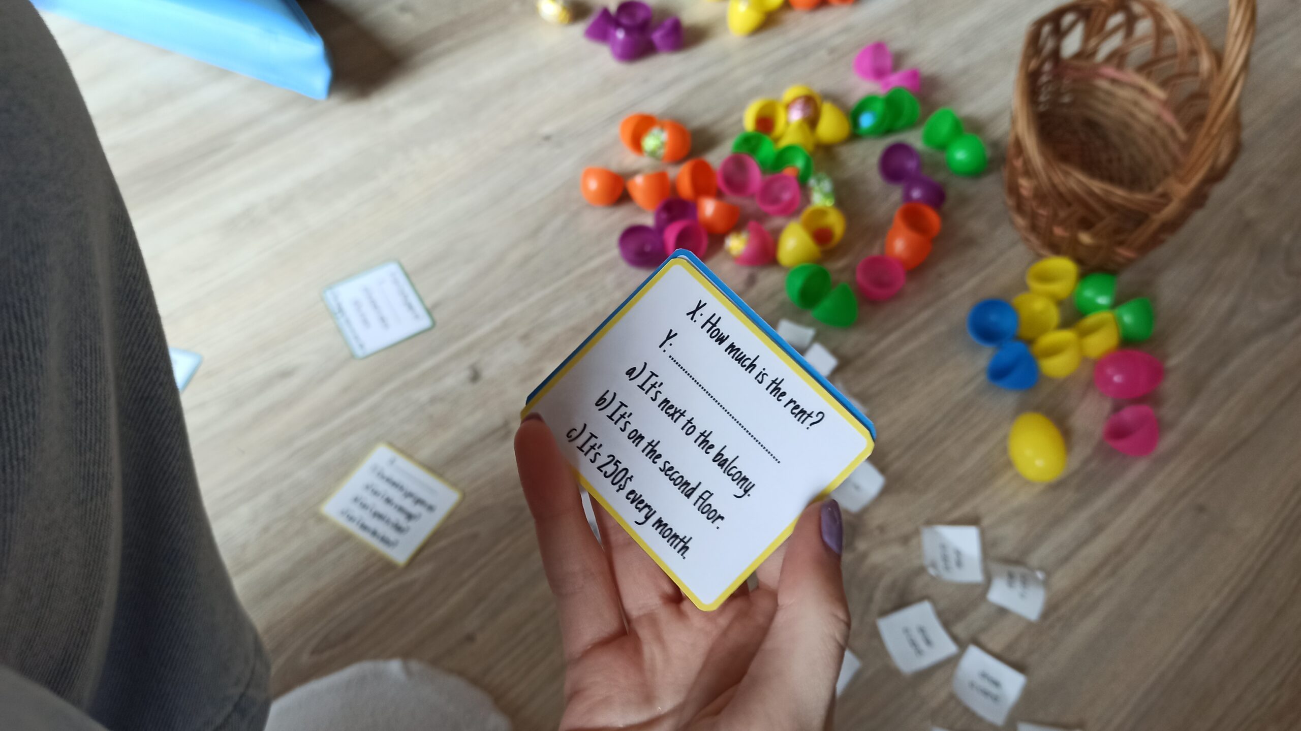 Nauka angielskich zwrotów konwersacyjnych w połączeniu z zabawą z kolorowymi jajkami